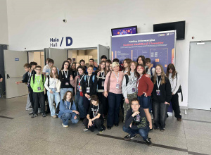 dzieci pozują do zdjęcia w hali