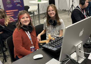 dzieci siedzą przy laptopie