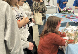 dzieci siedzą przy stole