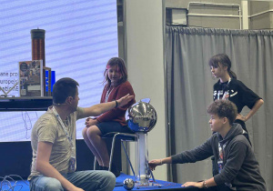 dzieci wykonują prace