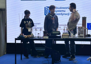 dzieci wykonują prace