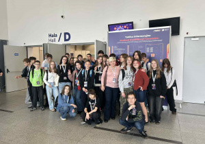 dzieci pozują do zdjęcia w hali