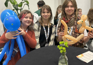 dzieci siedzą przy stole