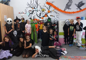 Uczniowie w przebraniach hallweenowych
