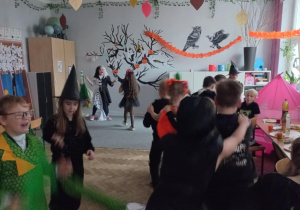 Uczniowie w przebraniach hallweenowych