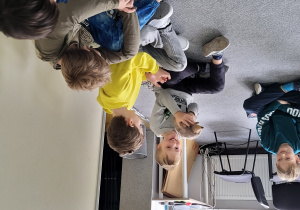 Chłopcy określają wagę ssaka