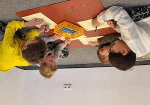 Chłopcy przygotowują posłanie jeża