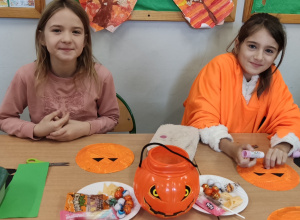 dzieci wykonują prace plastyczną