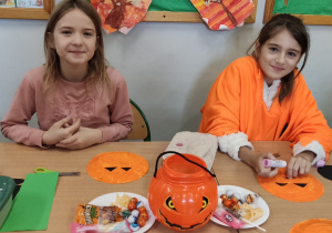 dzieci wykonują prace plastyczną