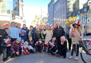 dzieci pozują do zdjęcia