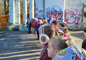 dzieci wystepują na scenie