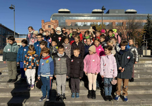 dzieci pozują do zdjęcia