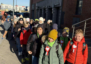 dzieci pozują do zdjęcia