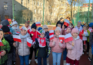 dzieci pozują do zdjęcia