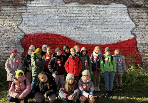 dzieci pozują do zdjęcia