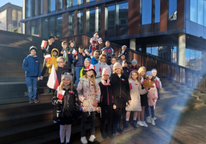 dzieci pozują do zdjęcia