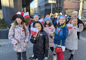 dzieci pozują do zdjęcia