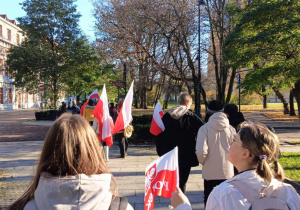 dzieci ida na miejsce