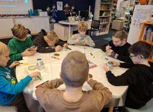 Dzieci malują lampiony