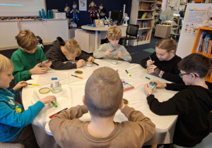 Dzieci malują lampiony_