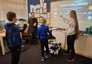 Uczeń klasyfikuje kapelusz do odpowiedniej tradycji_