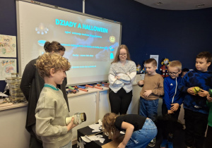 Uczennica losuje przedmiot z pudła_