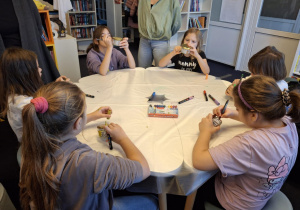 Uczennice malują lampiony_