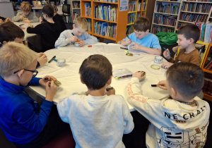 Uczniowie malują lampiony_