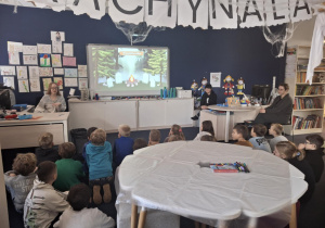 Uczniowie oglądają prezentację na temat obrzędu dziadów_