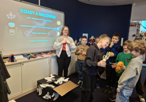 Uczniowie prezentują wylosowane gadżety_