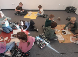 dzieci wykonują prace na podłodze