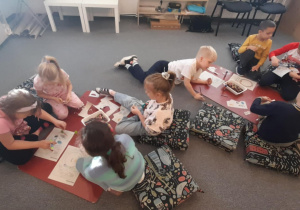 dzieci wykonują prace na podłodze