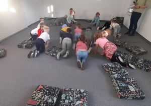 dzieci wykonują prace na podłodze