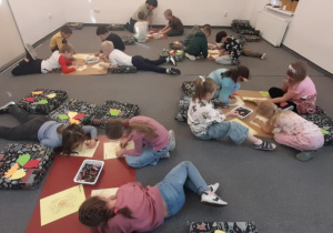 dzieci wykonują prace na podłodze