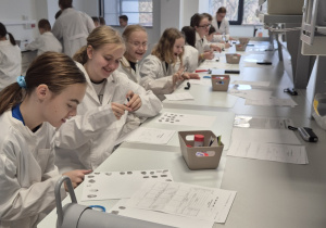 dziewczynki podczas wykonania zadania