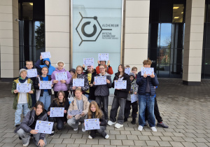 kasa 6a z dyplomami przed ALCHEMIUM.