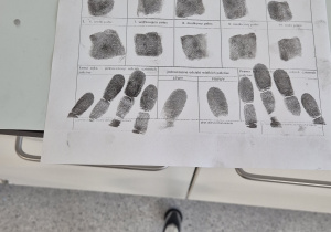 odciskanie własnych palców