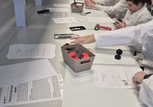 uczniowie podczas pracy