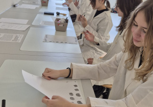 uczniowie wykonują ćwiczenia