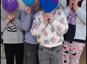 dzieci pozują do zdjęcia z balonami