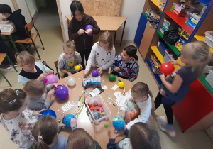 dzieci wykonują prace