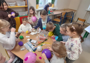 dzieci wykonują prace