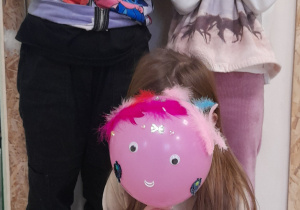 dzieci pozują do zdjęcia z balonami