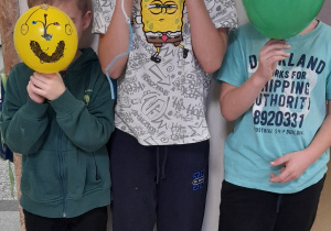 dzieci pozują do zdjęcia z balonami