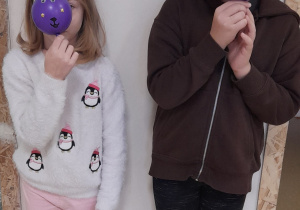 dzieci pozują do zdjęcia z balonami