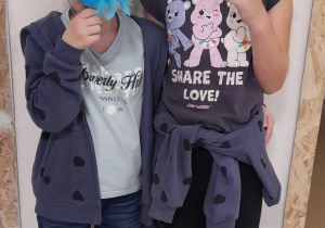 dzieci pozują do zdjęcia z balonami