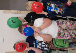 dzieci pozują do zdjęcia z balonami