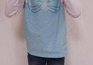 dzieci pozują do zdjęcia z balonami