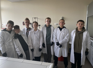 dzieci pozują do zdjęcia