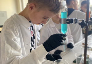 dzieci wykonują pokazy chemiczne